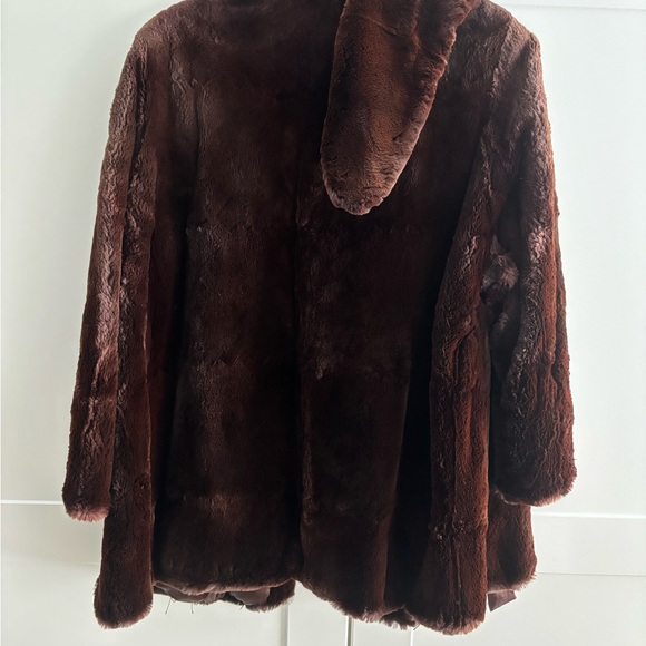 Luxurious Brown Otter? Fur Coat - Picture 3 of 7